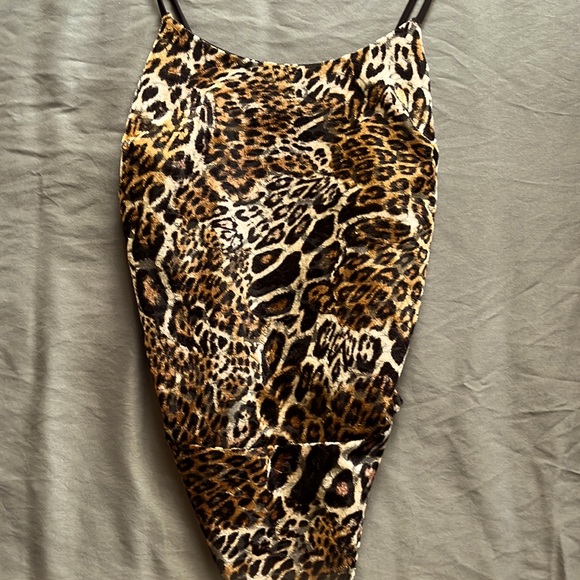 FASHION NOVA Women’s Medium NWOT Brown Velvet Animal Print Bodysuit. - Picture 2 of 7